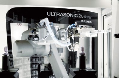 裝有PH 3|100型機(jī)械手自動化係統的ULTRASONIC 20 linear機床生產效率高、占地少、室內淨高要(yào)求低 裝有PH 3|100型機械手自動化係統的(de)ULTRASONIC 20 linear機床生產效率高、占地少、室內淨高要求低