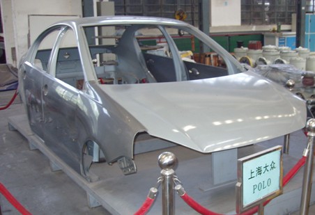 濟南二機床生產車間裏的汽(qì)車模具 濟(jì)南二機床生產車間裏的(de)汽車模具