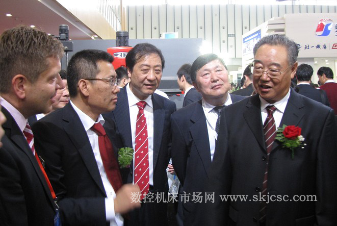 中國機械工業聯合會會長王瑞祥在沈陽機床站台(tái)前 中國機械工業聯合會會長王(wáng)瑞(ruì)祥在(zài)沈陽機床(chuáng)站台前