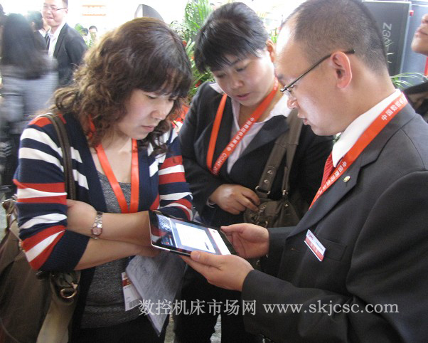 沈陽機床用來做調查的ipads(左二為楊司晨經理) 沈陽機床用來做(zuò)調查的ipads(左(zuǒ)二為楊司晨經理)