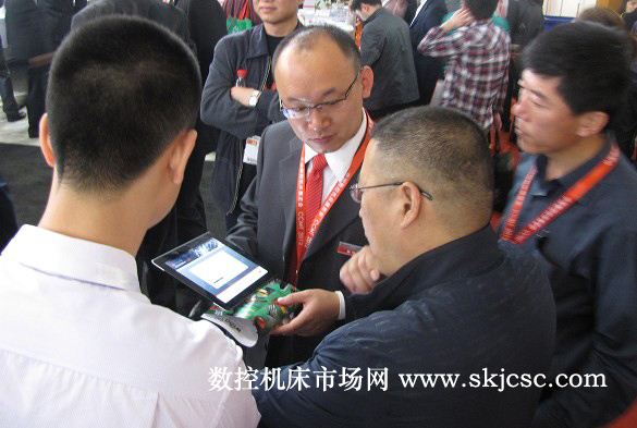 沈陽機床(chuáng)用(yòng)來做調查的(de)ipads(左二為楊司晨經理) 沈陽機床用來做調查的ipads(左二為楊司晨經理)