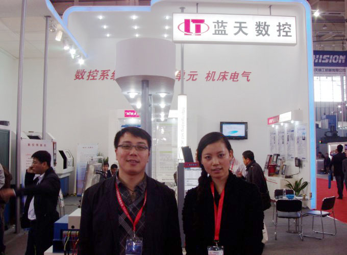 沈陽高精數控技術有限公司華東一區區域經理哈韜(tāo)(左) 沈陽高精數控技術有限公司華(huá)東一(yī)區區域經理哈韜(tāo)(左)