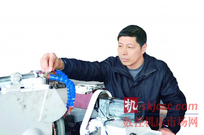 潘旭華正在調試機床 潘旭華正在調試機床