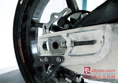 摩托車Moto3的後軸(zhóu):鈦合金製的螺絲及螺母 摩托(tuō)車Moto3的後軸:鈦合金製的螺絲及螺母