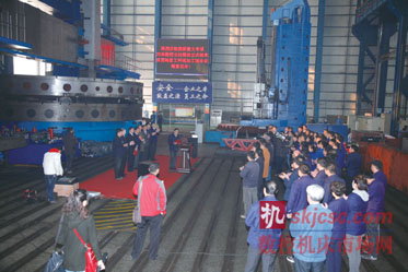 國家科技重大專項25米數控立柱移動立(lì)式銑車床百噸級工件試加工演示會(huì)現場。 國家科技重大專項25米數控立柱移動立式銑車床百(bǎi)噸級工件試加工演示會現場。