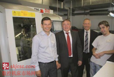 圖2車床和牙(yá)科技術專家在TNL18機床(chuáng)前 圖2車床和牙科技術專家在TNL18機床前