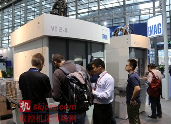 VT 2 倒立式軸類件自動上下料車床吸引了眾多觀眾的注意,紛紛駐足了解詳情 VT 2 倒立式軸類件自動上下料車床(chuáng)吸引了眾(zhòng)多觀(guān)眾的注意,紛紛(fēn)駐(zhù)足了解詳情