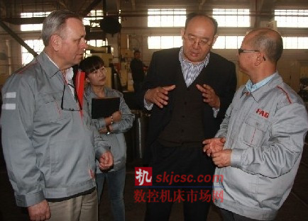 舍弗勒(寧夏)公司總經理福斯(左一)與西北軸(zhóu)承公司副總經理貟西寧(中)交談 舍弗勒(寧夏(xià))公司總(zǒng)經理福斯(左(zuǒ)一)與西北軸承公司副總經理貟西寧(中)交談