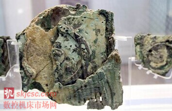 圖2:安提凱希拉天體儀:該碎片的前側,顯示了四輻式主傳動齒輪 圖(tú)2:安提凱希拉天體儀(yí):該碎片的前側,顯示了四輻式主(zhǔ)傳動齒輪