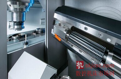 圖5:VLC 200 H 型機床(chuáng)通過工作主軸抓取工件完成上下料過程。埃馬克這一經典的智能自動化係統,可以極大地(dì)提高加(jiā)工盤類(lèi)齒輪工件的生產力水平 圖5:VLC 200 H 型機(jī)床通過工作主軸抓(zhuā)取工件完成上下料過程。埃(āi)馬克(kè)這一經典的智(zhì)能自動化係統,可以極大(dà)地提高加(jiā)工盤類齒輪工件的生產力水平