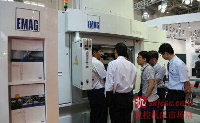 展會現場,參會觀眾正在向技術人員(yuán)了解埃馬克 VLC 250 DS 機床 展會(huì)現場,參會觀眾正在向技術人(rén)員了解埃(āi)馬克 VLC 250 DS 機床