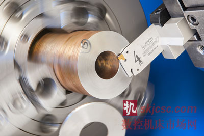 立裝自夾式槽刀（TANG-GRIP）（圖1）- 采用革新的夾（jiá）持（chí）方式裝夾獨特的立裝單頭（tóu）刀片