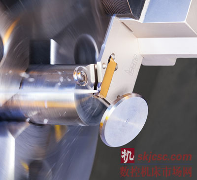 內冷式切斷（duàn）刀（JET-CUT）（圖3） – 針對切削熱問題的冷卻方案：帶內冷卻通孔的雙頭刀片使得冷卻液直達切削區（qū）域