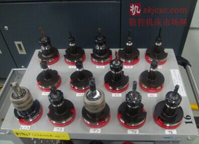 圖3.瓦爾特刀(dāo)具(jù)被用於廈門太古不鏽鋼銑削(xuē)的粗加工工藝過程中(zhōng),分別針對(duì)直徑小於0.75英寸和直徑大於0.75英寸的(de)粗加工(gōng)應用 圖3.瓦爾特刀具被用(yòng)於廈門太古不鏽鋼銑削的粗加(jiā)工工(gōng)藝過程中,分別針(zhēn)對直徑小於0.75英寸(cùn)和直徑大於0.75英寸的粗加工應用