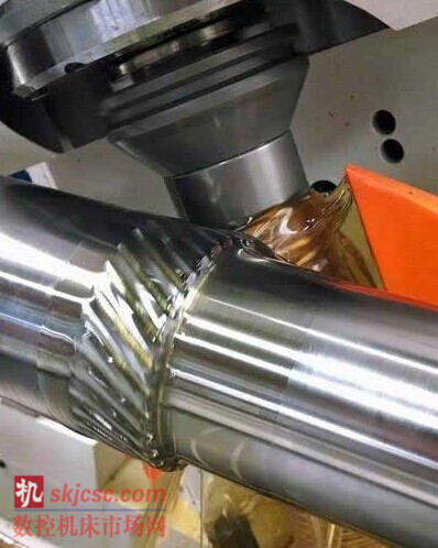 400H 可承載直徑達 400mm (16 英寸) 的工件, 標配軸向行程能力為 1,168 mm 400H 可承載直徑達 400mm (16 英寸) 的工件, 標配軸向行程(chéng)能力為 1,168 mm