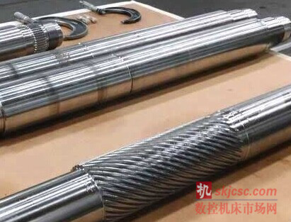 400H 可承載直徑達 400mm (16 英寸) 的工件, 標配(pèi)軸向(xiàng)行程能力為 1,168 mm (46 英寸), 並且可定製用於生產更長的部件 400H 可承載直徑達 400mm (16 英寸) 的工件, 標配軸向(xiàng)行程能力為 1,168 mm (46 英寸), 並且可定製用於生產更長的部件