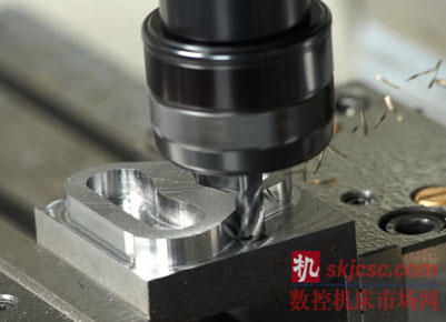 為配(pèi)合即將在11月推出(chū)的圓柄刀(dāo)具樣本,多馬加大(dà)硬質合金銑削種類的力度。 其中(zhōng)包括增加現有刀具種類以及全新係列產品,例如圓(yuán)角半徑和超精加工刀具。 最顯著的影(yǐng)響是多馬的多應用硬質合(hé)金銑刀係列。不平均螺旋,圓角半徑和各種粗齒鋸產品,在材質的(de)通用性和穩定性方麵大大(dà)提高了客戶(hù)的可選擇範圍。 設計主要是為了提高(gāo)生產效率,新型(xíng)刀具將被推薦(jiàn)用於通用加工中,加工和材質類型所帶來的好處(chù)在後期節省(shěng)庫存和刀具更換省時方麵得到體現。 其中也包括在多材料加中的(de)三倒(dǎo)角刀(dāo),有60°,90或120°。 公司的球頭銑刀係列成為新的產品補(bǔ)充。其中的幾種表麵(miàn)精加工(gōng)和(hé)前角加工擴大了(le)加工範圍,可延伸到包括淬(cuì)硬鋼在內的所有(yǒu)材質(達到63HRC)。 一個全新的多(duō)馬硬質合金銑刀組合補充了(le)四(sì)凹(āo)槽圓角半徑立銑(xǐ)刀(dāo)。所有的特點體現在不均等的螺旋槽形和多種槽圓角平滑的切削,以(yǐ)及在難加工如(rú)圓角(jiǎo)半徑加工中提(tí)高圓角壽命。 兩款新型銑刀組合針對(duì)銑削(xuē)多種難加工材質,如不(bú)鏽鋼,鈦合金和(hé)鎳合金。第一個特點是針對不均衡螺旋(xuán)和不等間距槽形(xíng)以及從(cóng)開槽到半精加工的支持。多馬(mǎ)產品經理瑞奇.佩林解釋道,“這款產品通過減少振動來平衡切削加工,提高刀具壽命增加切削參數,同時也提高了表麵光潔度,減少微斷(duàn)屑。” 第二個新係列包括多槽超精加工刀具。可(kě)以使用氮化鋁鈦或(huò)鈦(tài)氮化矽塗層,所有特征體現在高螺旋(xuán),保證穩定性的低傾角(jiǎo),以及提高加工(gōng)材質壽命,包括淬火鋼,不鏽鋼,鈦合金和鎳合金。 最後說明的是, 有幾款新型單(dān)、雙槽刀具可用於鋁和其他有(yǒu)色金屬材料(liào)的銑削加工。高拋光表(biǎo)麵以(yǐ)減(jiǎn)少刀具表麵(miàn)和工件(jiàn)之間的摩擦,提高速度,效率,切屑疏散和減少停機時間。一款金剛石刀具也可用於加工高耐(nài)磨(mó)材料-主要是石墨。 所有刀具都適(shì)用於(yú)多種類切削, 由此提高了產品的加工範圍. 為配合(hé)即將在11月推出的圓柄刀具(jù)樣本,多馬加大硬質(zhì)合金銑削(xuē)種類的力度。 其中包括增加現有刀具種類以及全新係列產品,例如圓角半徑和超(chāo)精加工刀具。 最顯著的影響是多馬的多應用硬質合(hé)金銑刀係列。不平均螺(luó)旋,圓角半徑和各種粗齒鋸產品,在材質的通用性和穩定性方麵大大提(tí)高了客戶的可(kě)選擇範圍。 設計主要是為(wéi)了提高生(shēng)產效率,新型刀具將被推薦用於通用加工中,加工和材質類型所帶來的好(hǎo)處在(zài)後期節省庫存和刀具更換(huàn)省時方麵得到體現。 其中也包括在(zài)多材料加中的三倒角刀,有60°,90或120°。 公司的(de)球頭銑刀係列成為新的產品補充。其中(zhōng)的幾種表麵精加工和前角加工擴大了加工範圍,可延伸到包括淬硬鋼在內的所有材質(達到63HRC)。 一(yī)個全新的多馬硬質(zhì)合金銑刀組合補(bǔ)充了四凹槽圓角半徑立銑刀。所有的特點體現(xiàn)在不均等的螺旋槽形和多種槽圓角平滑(huá)的切削,以及在難加工如(rú)圓角半徑加工中提(tí)高圓(yuán)角壽命。 兩款新(xīn)型銑刀組(zǔ)合針(zhēn)對銑削(xuē)多種難加工材質(zhì),如不鏽鋼,鈦合金和鎳合金。第一(yī)個特點(diǎn)是針對不均衡螺旋和不(bú)等間距槽形(xíng)以及從開槽到(dào)半精加工的支持。多(duō)馬產品(pǐn)經理瑞奇.佩林解釋道,“這款產品(pǐn)通過減少振動來平(píng)衡切(qiē)削加工(gōng),提(tí)高刀具壽命增(zēng)加切削參數,同(tóng)時也提高(gāo)了表麵光潔(jié)度,減少微斷屑。” 第二個新係列包(bāo)括多槽(cáo)超精加工刀具。可以使用氮化(huà)鋁鈦或鈦氮化矽塗(tú)層,所有特征體現在高螺旋,保證(zhèng)穩定性的低傾角(jiǎo),以及提高(gāo)加工(gōng)材質壽命,包(bāo)括淬火鋼,不鏽鋼,鈦合金和鎳合(hé)金。 最後說明的是, 有幾款新型單、雙槽刀具可(kě)用於鋁和其他有色金屬材料的銑削加工。高拋光表麵以(yǐ)減少刀具表麵和工件之間的摩擦(cā),提高速度(dù),效率,切屑疏散(sàn)和減少停機時(shí)間。一款金剛石刀(dāo)具也可用於加工高耐磨材料-主要是石墨。 所有刀具都適用於多種類切削, 由此提高了產品的加工範圍.