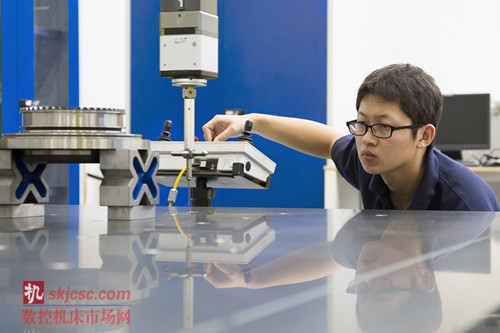 WFL Millturn M65車銑加工中心:用於刀塔庫的全(quán)套加工以及複雜(zá)的車(chē)削/銑削零件加工。工件被M65車銑加工中心完全夾緊直到完成加工,形狀和位置偏差低於10微米 WFL Millturn M65車銑(xǐ)加工中心:用於刀塔庫的全(quán)套加工以及複雜的車削/銑削零(líng)件加工。工件被M65車銑加(jiā)工中心完全夾緊直到(dào)完成(chéng)加工,形狀和位置偏差低於10微米