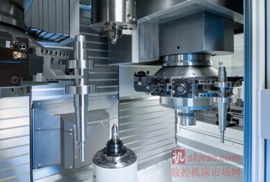 VT係列車床在兩個(gè)刀塔之間利(lì)用工件夾持器進行自動上下料(liào),而工件也由橫向(xiàng)自動(dòng)傳送帶輸(shū)送 VT係列車床在兩(liǎng)個刀塔之間利(lì)用工件夾持(chí)器(qì)進行自動上下料,而工件也由橫向自動(dòng)傳送帶輸送