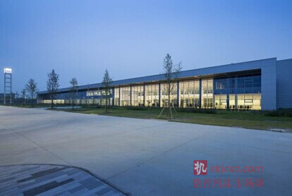 圖4:埃馬(mǎ)克金(jīn)壇工廠總占地麵積 46,000 平方米 ,用(yòng)於製造生產 VL 與(yǔ) VT係列(liè)機床 圖4:埃馬(mǎ)克金壇工廠總占地麵積 46,000 平方米 ,用於製造生產(chǎn) VL 與 VT係列機床