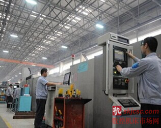 圖1:成飛數(shù)控(kòng)廠數控加工設備門類齊全,可完成鈦合金等(děng)各種大、中、小(xiǎo)型複雜和精密的結構件生(shēng)產(chǎn)加(jiā)工任務。 圖(tú)1:成飛數控廠數控加工設(shè)備門類(lèi)齊全,可完成鈦合金等各種大、中、小型複雜和精密(mì)的結構件生產加工任務。