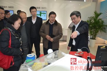 2015年2月12日,中關村管委會副主(zhǔ)任宣鴻帶領軍民融合處、產業發展處有關領(lǐng)導到數(shù)碼大(dà)方進(jìn)行(háng)調研。 2015年2月12日,中關村管委會副主(zhǔ)任宣鴻帶領軍(jun1)民融合處、產業發展處有關領(lǐng)導到數碼大方進行調研。