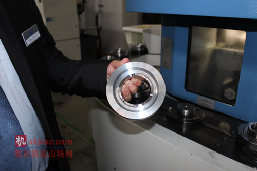 圖4:埃馬克VL機床采用的倒立式設計讓(ràng)車床內的(de)加工件獲得了很好的保護,確(què)保了(le)加工精度的(de)一致(zhì)性以及工(gōng)藝的可靠性。 圖4:埃馬克VL機床(chuáng)采用的倒立(lì)式設計讓車床內的加(jiā)工件獲得了很好的(de)保護,確保了加(jiā)工精度的一致性以(yǐ)及工藝的可靠性。