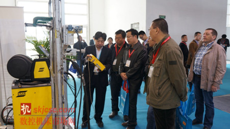 展台上,伊薩專家為參觀者講解介紹 展台上,伊薩(sà)專家為參觀者講(jiǎng)解介紹