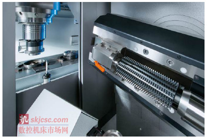 圖(tú)5:VLC 200 H 型機(jī)床(chuáng)通過工作主軸抓(zhuā)取工件完成上下料過程。埃馬克這一經典的智 圖5:VLC 200 H 型機床通過工作主軸抓取工件完成上下料過程。埃馬克這一(yī)經典的智