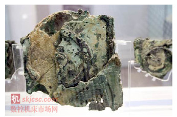 圖2:安提(tí)凱希拉天(tiān)體儀:該碎片的前側,顯示了四(sì)輻式主(zhǔ)傳動齒輪 圖(tú)2:安提凱希拉天體儀:該碎片的前側,顯示了四輻式主傳(chuán)動齒輪