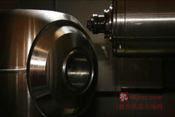 圖4:使用馬上開始的瓦爾特倒角玉米銑刀(dāo)(為了(le)方便拍照(zhào),加工中心工作台朝(cháo)觀察人(rén)員轉動(dòng)了一(yī)點角度)_副本 圖4:使用馬上開始(shǐ)的瓦爾特倒角玉米銑刀(為了方便拍照,加(jiā)工中心工作台朝觀察人員轉動了一點角度)_副本(běn)