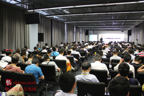 “第17屆上海國際機床機器人及智能工廠展覽會”(EASTPO 2015)進入高潮,現場(chǎng)人潮湧動(dòng)。 “第17屆上海國際機床機器人及智能工廠展覽會”(EASTPO 2015)進入高(gāo)潮(cháo),現場人潮湧動。