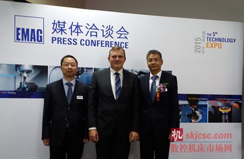 埃馬克集團董事長Mr. M Hessbruggen、總經理張明博士以及埃馬克(太倉)有限公司技(jì)術總監王健先生 埃馬克集團董事長Mr. M Hessbruggen、總經理張明博士以(yǐ)及埃(āi)馬克(太倉)有限公司技術(shù)總監王健先生
