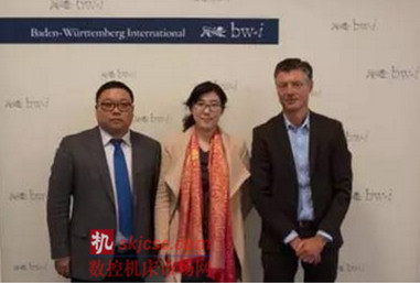 振威展覽天津公司總經理鄧小(xiǎo)輝(左一)與市場部總監劉婷(tíng)(中)在德(dé)國(guó)巴伐利亞州回訪德(dé)國機械製造聯合會 振威展覽天津公司總經理鄧小輝(左一)與市(shì)場部總監劉婷(中)在德國巴伐利亞(yà)州回訪德(dé)國機械製造聯合會