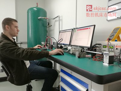 艾裏卡特售後(hòu)服務中心的資(zī)深工程師(shī)Kyle Fietek 艾裏(lǐ)卡特售後服(fú)務中心的資深工(gōng)程(chéng)師Kyle Fietek