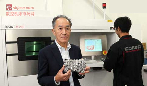 小岩(yán)井豐己社長和使用金屬粉末3D打(dǎ)印機“EOSINT M280”製作(zuò)的鋁製造型物 小岩(yán)井豐己社長(zhǎng)和使用(yòng)金屬粉末3D打印機“EOSINT M280”製作的鋁製造型(xíng)物