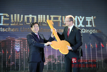 圖為青島西(xī)海岸新區工(gōng)委(wěi)書(shū)記王建祥向入駐企業頒發(fā)鑰匙 圖為青島西海岸新(xīn)區工委書記王建(jiàn)祥向入駐企業頒發鑰匙