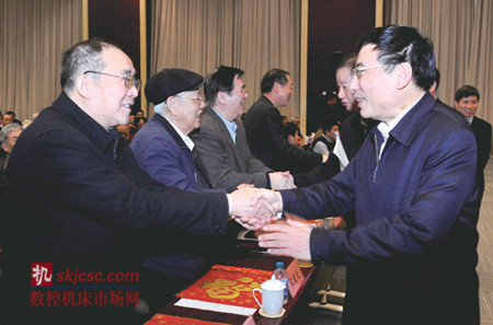 苗圩:迎難而上主動作為 力保(bǎo)工業平(píng)穩運行 苗圩:迎難(nán)而上主動作為 力(lì)保工業(yè)平穩運行