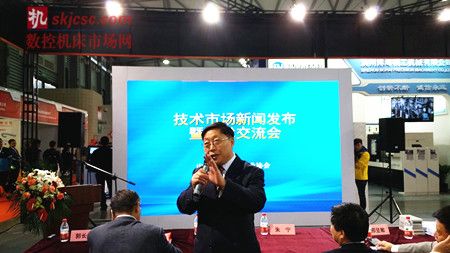 陳惠仁說,“提供服務,反映訴(sù)求,規範行為(wéi)”是(shì)我們協會的基本(běn)職能 陳惠仁說,“提供服(fú)務(wù),反映訴求,規範行為”是我們協會的基本職能