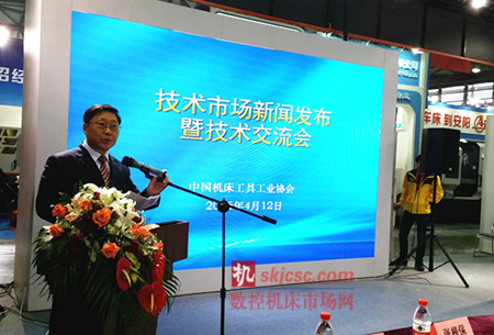 陳惠(huì)仁在介紹(shào)協會開辦技術市場的目的 陳惠(huì)仁在介紹協會開辦技術市場的目的