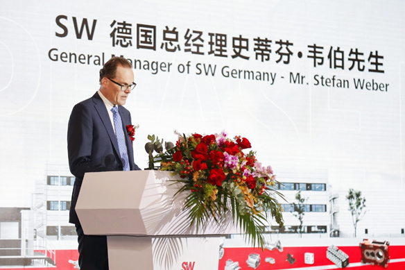 SW 德國總(zǒng)經理兼董(dǒng)事會成員Stefan Weber先生 SW 德國(guó)總(zǒng)經理(lǐ)兼董事會成員Stefan Weber先生