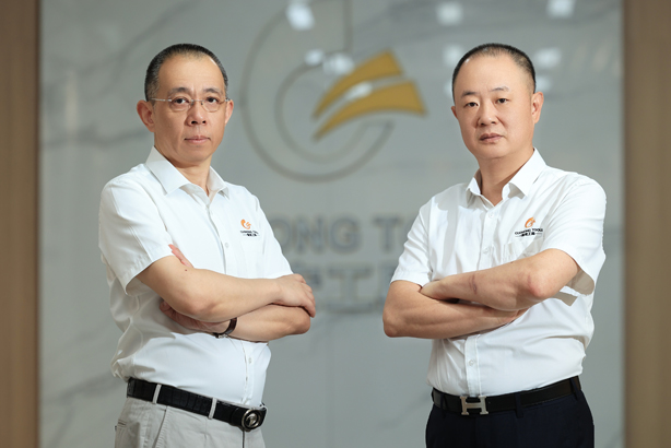 國宏工具副董(dǒng)事長嚴(yán)景(jǐng)峰先生(圖左),國宏工具董事兼總經(jīng)理呂(lǚ)顯豹先生(shēng)(圖右) 國(guó)宏(hóng)工具副董事長嚴景峰先生(圖左),國宏工具董事(shì)兼總經理呂顯豹(bào)先生(圖右)